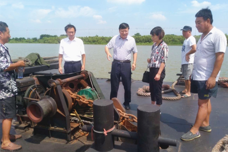 公司黨委委員、總經(jīng)理馬剛率隊深入船隊為船員“送清涼”